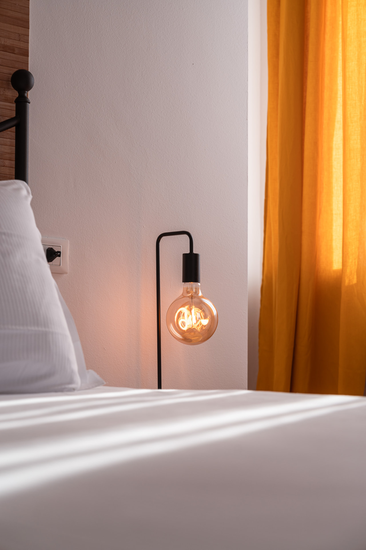 Camera Ocra: dettaglio della lampada accanto al letto
