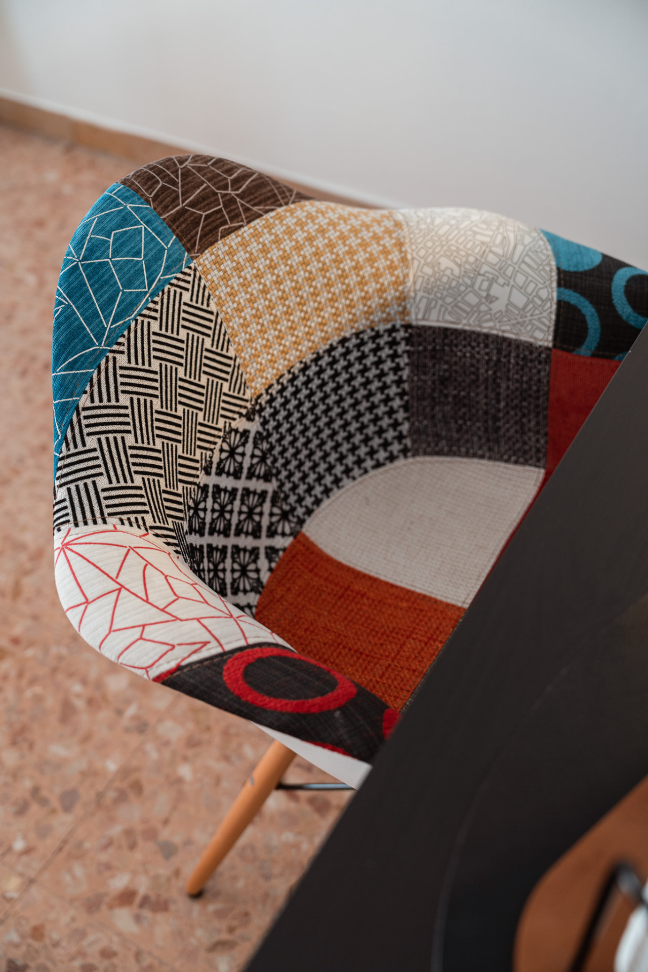 Poltroncina patchwork nella Camera Ocra