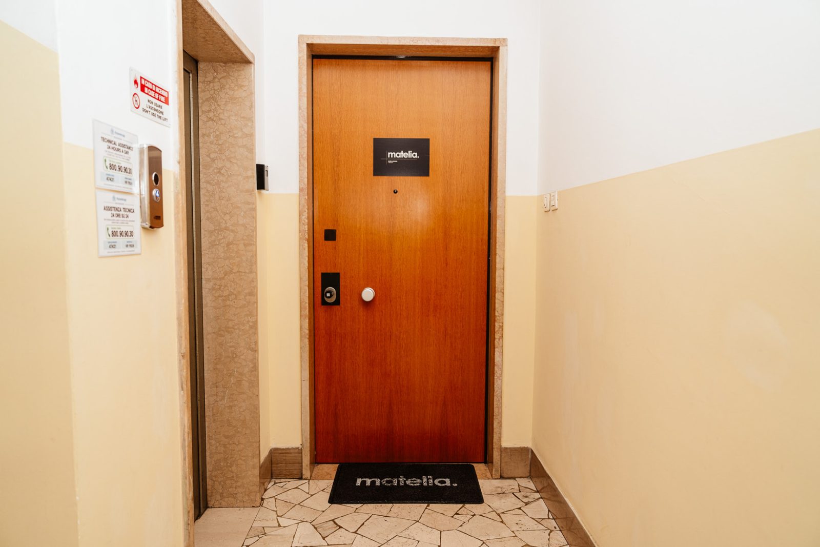 Porta d'ingresso di Matelia con zerbino personalizzato