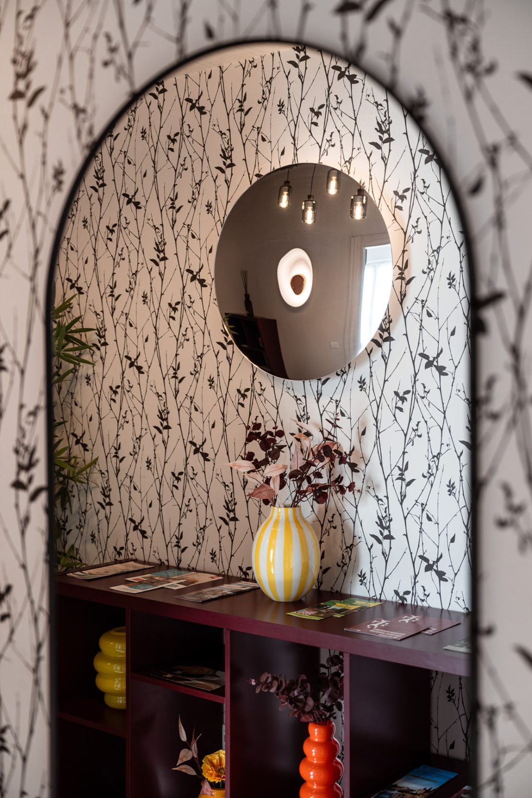 Nicchia ad arco con specchio tondo e mobile bordeaux