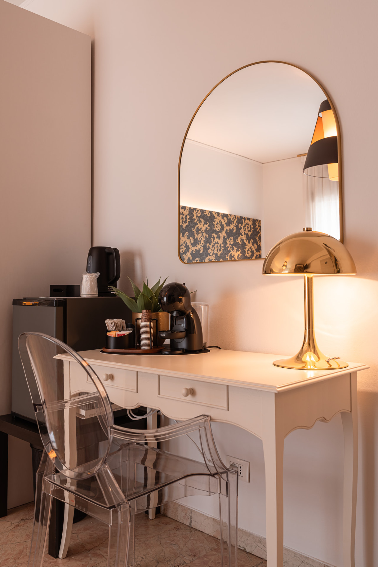 Suite Chinotto: scrittoio con specchio