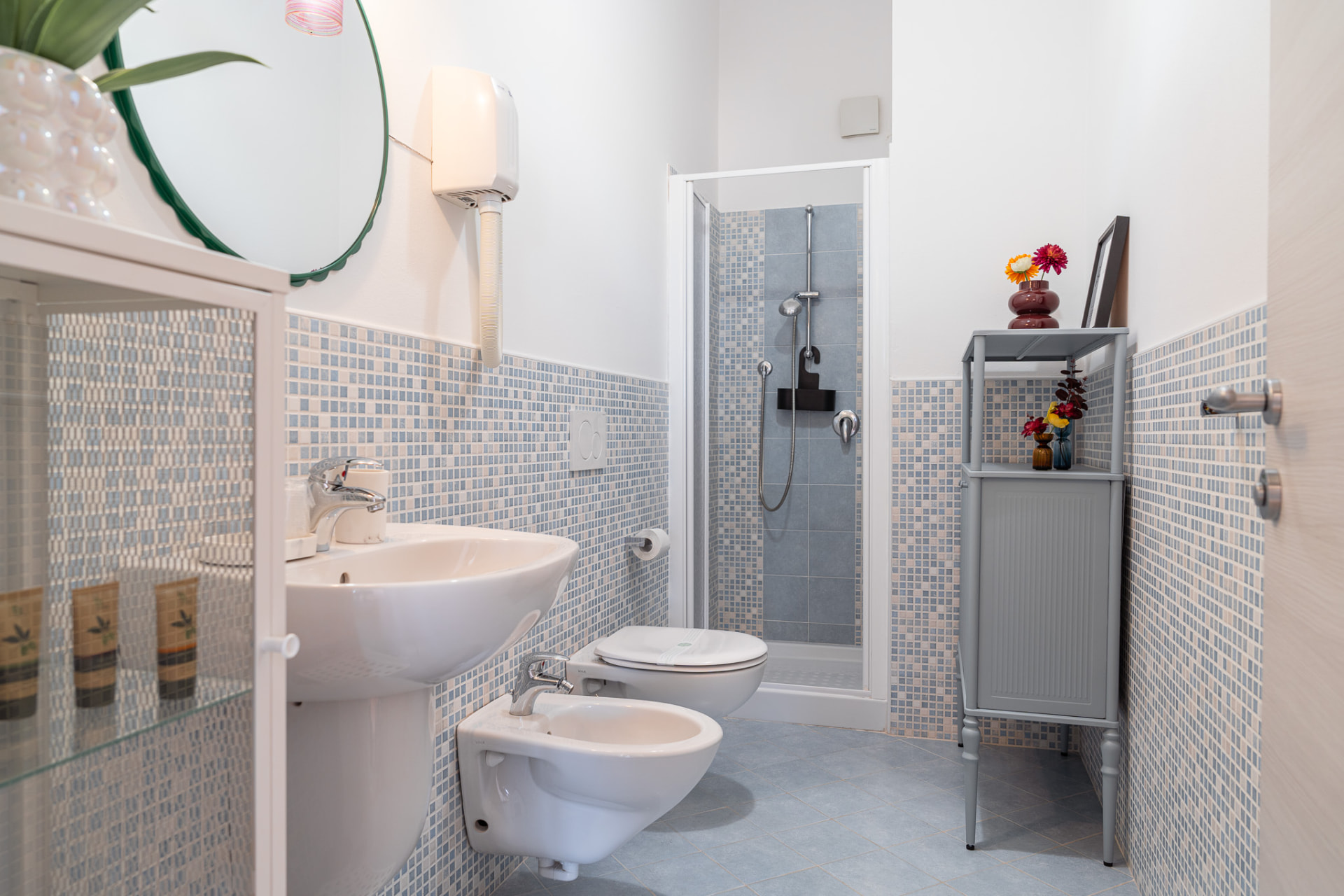 Bagno privato con doccia e mosaico