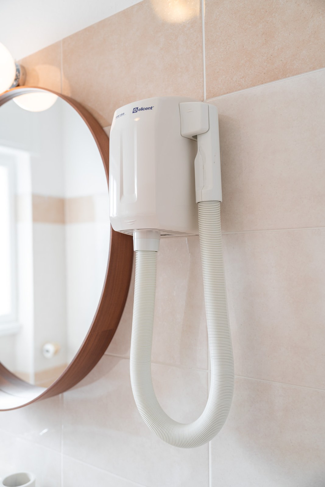 Phon da parete nel bagno della camera