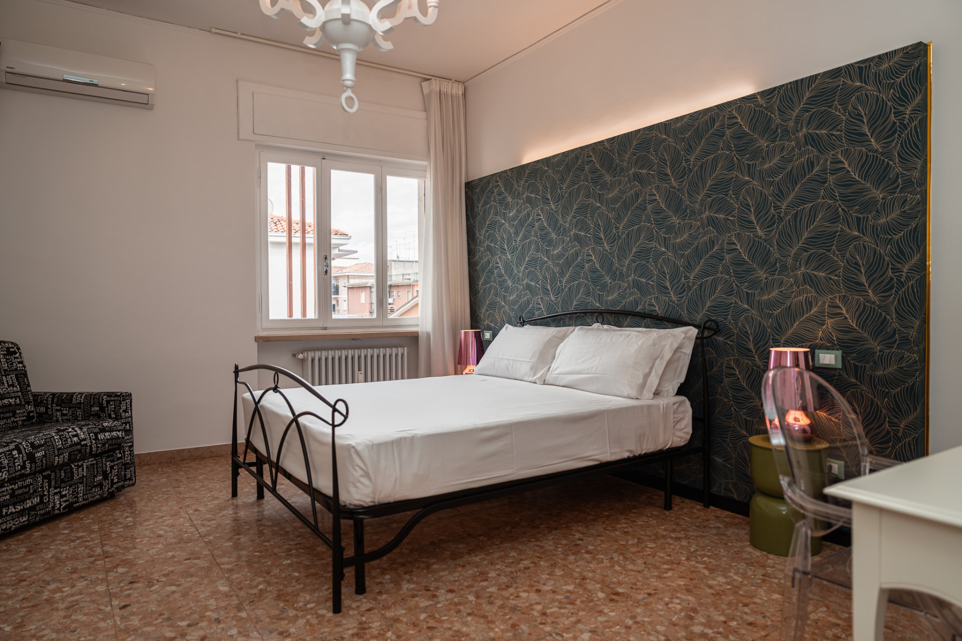 Camera Salvia: letto matrimoniale e finestra