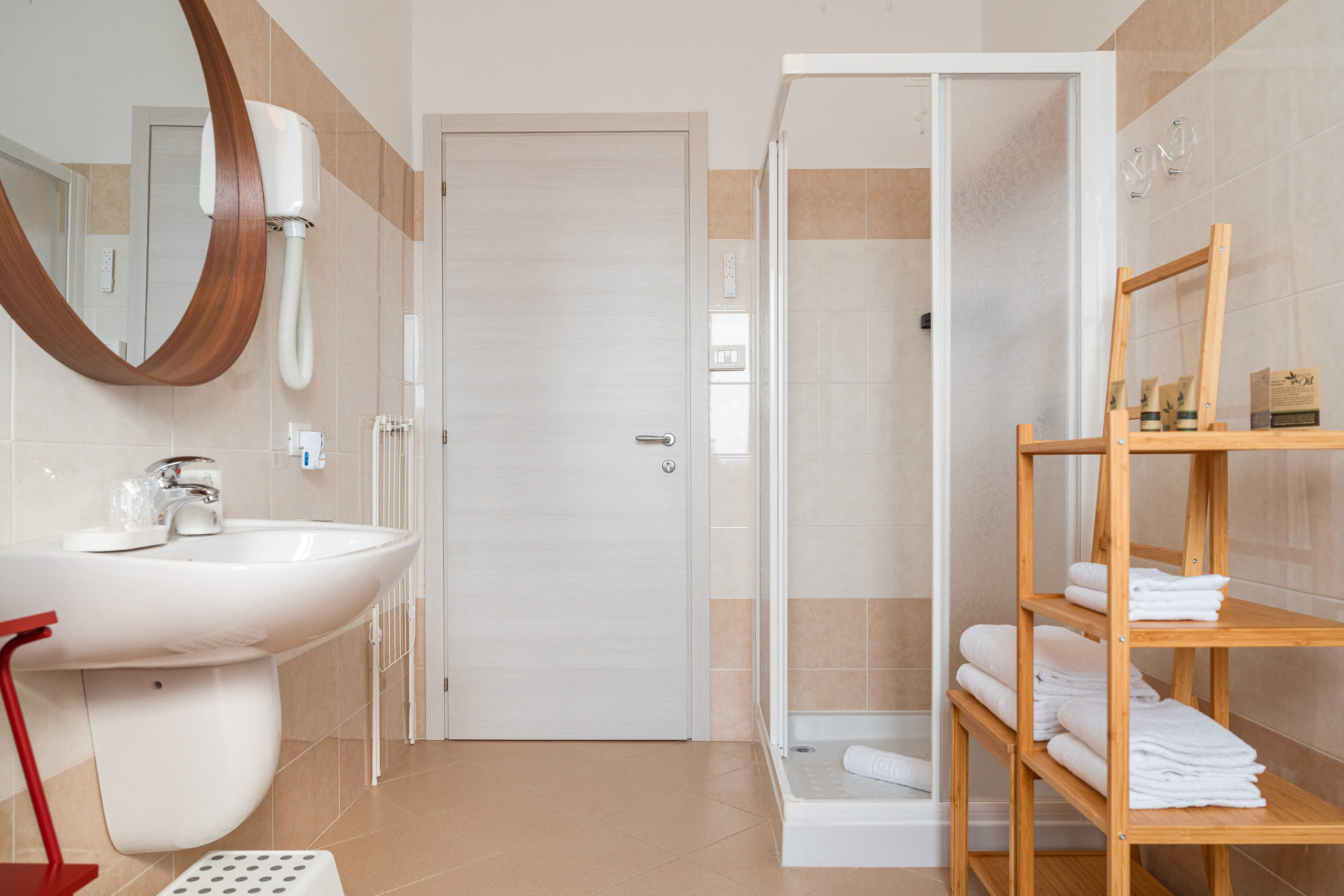 Bagno privato: lavabo e specchio tondo
