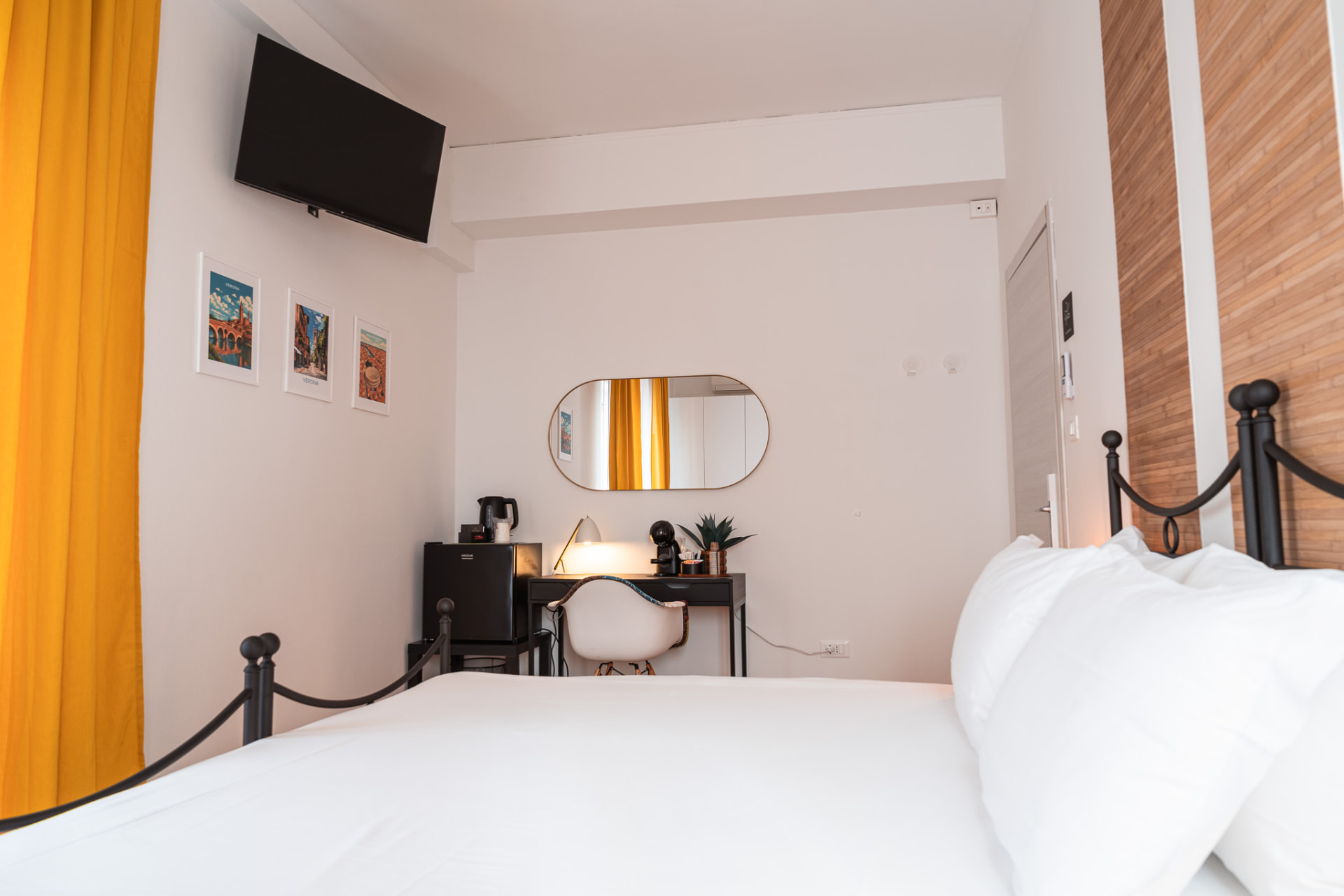 Camera Ocra: Smart TV, scrittoio e letto in ferro