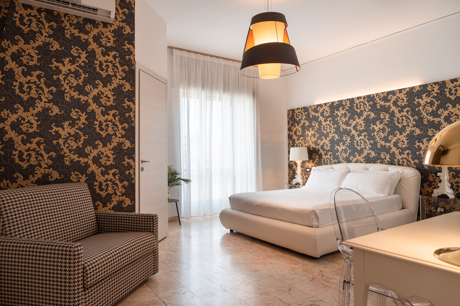 Camera di Matelia Suites & Rooms a Verona, con arredi contemporanei e luce naturale