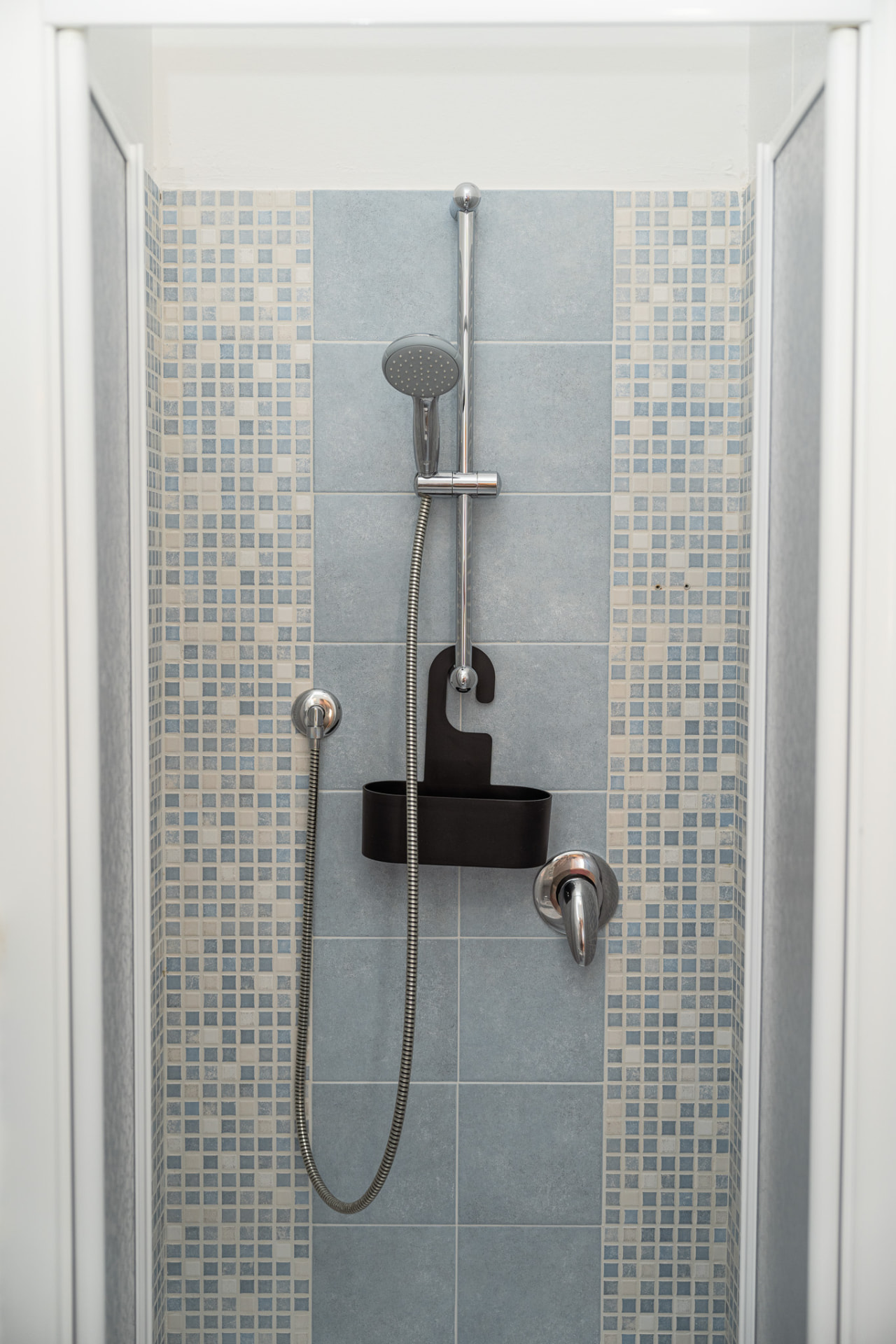 Bagno privato: doccia con mosaico
