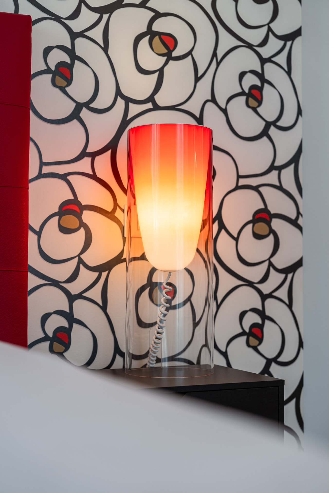 Camera Rubino: lampada sulla parete a rose