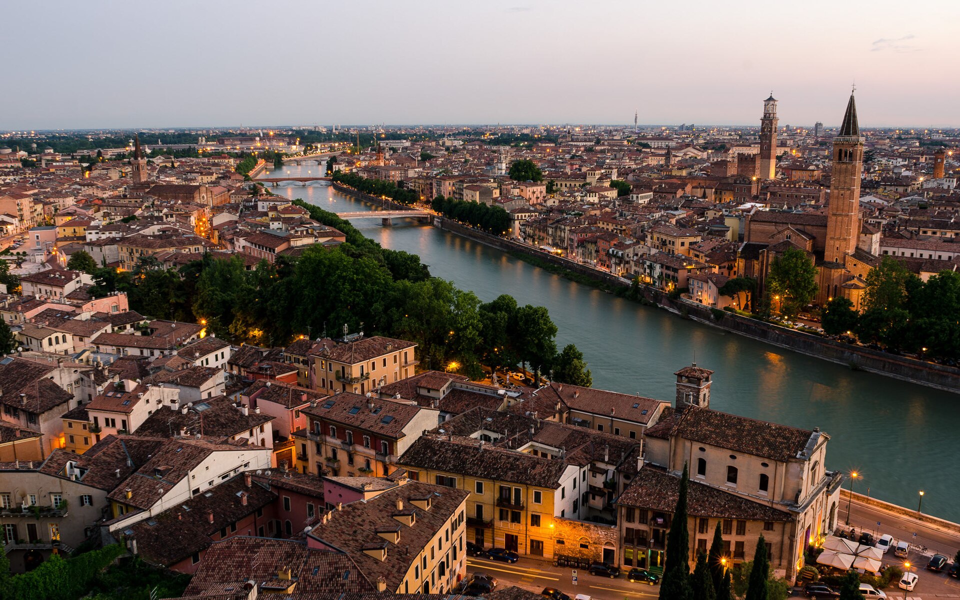 Veduta panoramica di Verona all'imbrunire